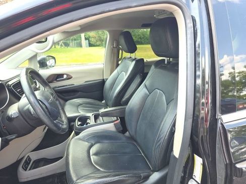 Used 2017 Chrysler Pacifica Touring-L FWD image 10