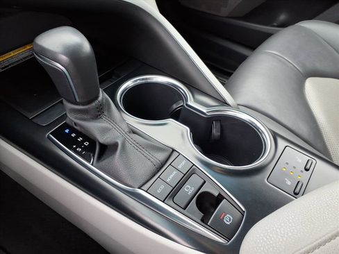 Used 2020 Toyota Camry XLE w/ Navigation Package image 25