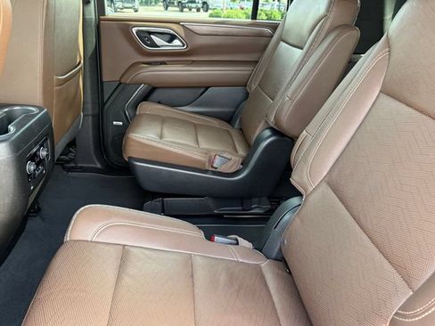 Used 2023 Chevrolet Suburban High Country w/ Premium Package 2 AWD/4WD image 29