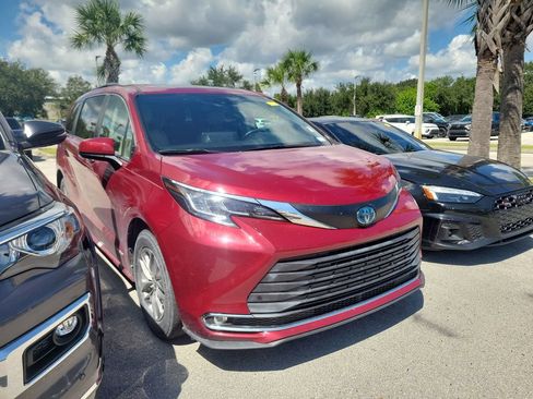 Used 2021 Toyota Sienna XLE FWD image 3