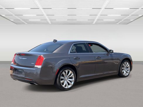 Used 2018 Chrysler 300 Touring L RWD image 5