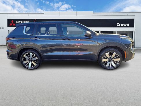 New 2025 Mitsubishi Outlander SE image 3