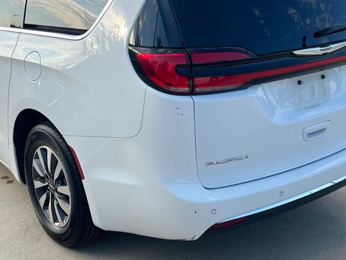 Used 2023 Chrysler Pacifica Touring-L FWD image 13