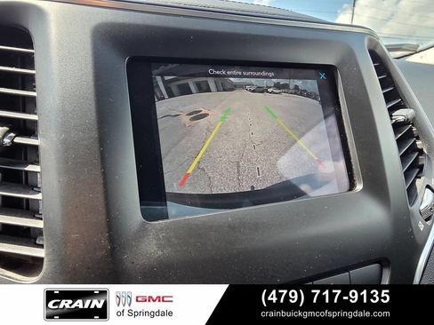 Used 2021 Jeep Cherokee Latitude Plus FWD image 18
