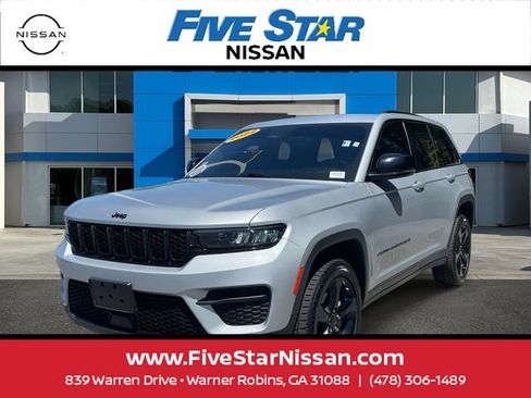 Used 2022 Jeep Grand Cherokee Altitude AWD/4WD image 3