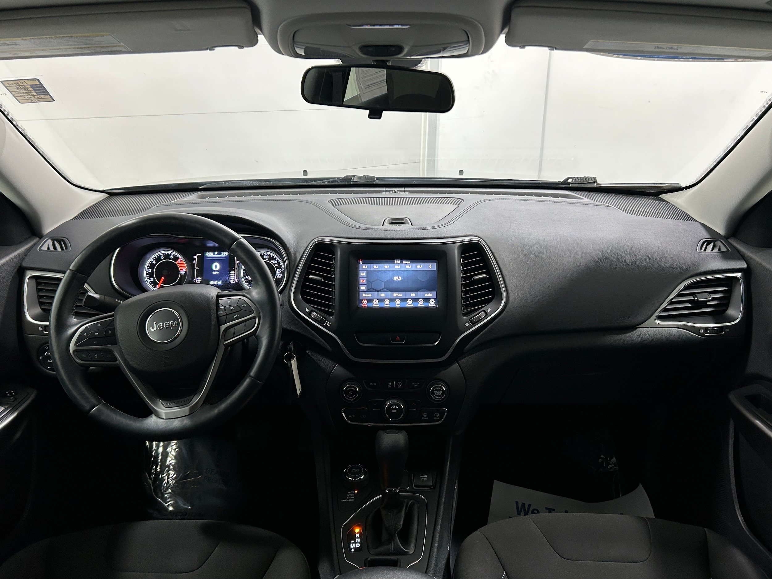 Used 2019 Jeep Cherokee Latitude w/ Cold Weather Group AWD/4WD image 15