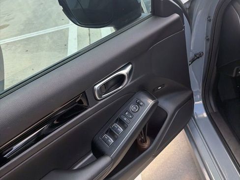 Used 2022 Honda Civic Touring image 2