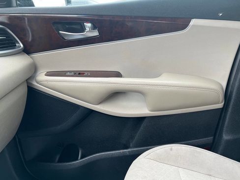 Used 2017 Kia Sorento LX w/ LX Convenience Package image 3