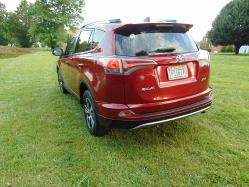 Used 2018 Toyota RAV4 XLE w/ Plus Extra Value Package FWD image 4