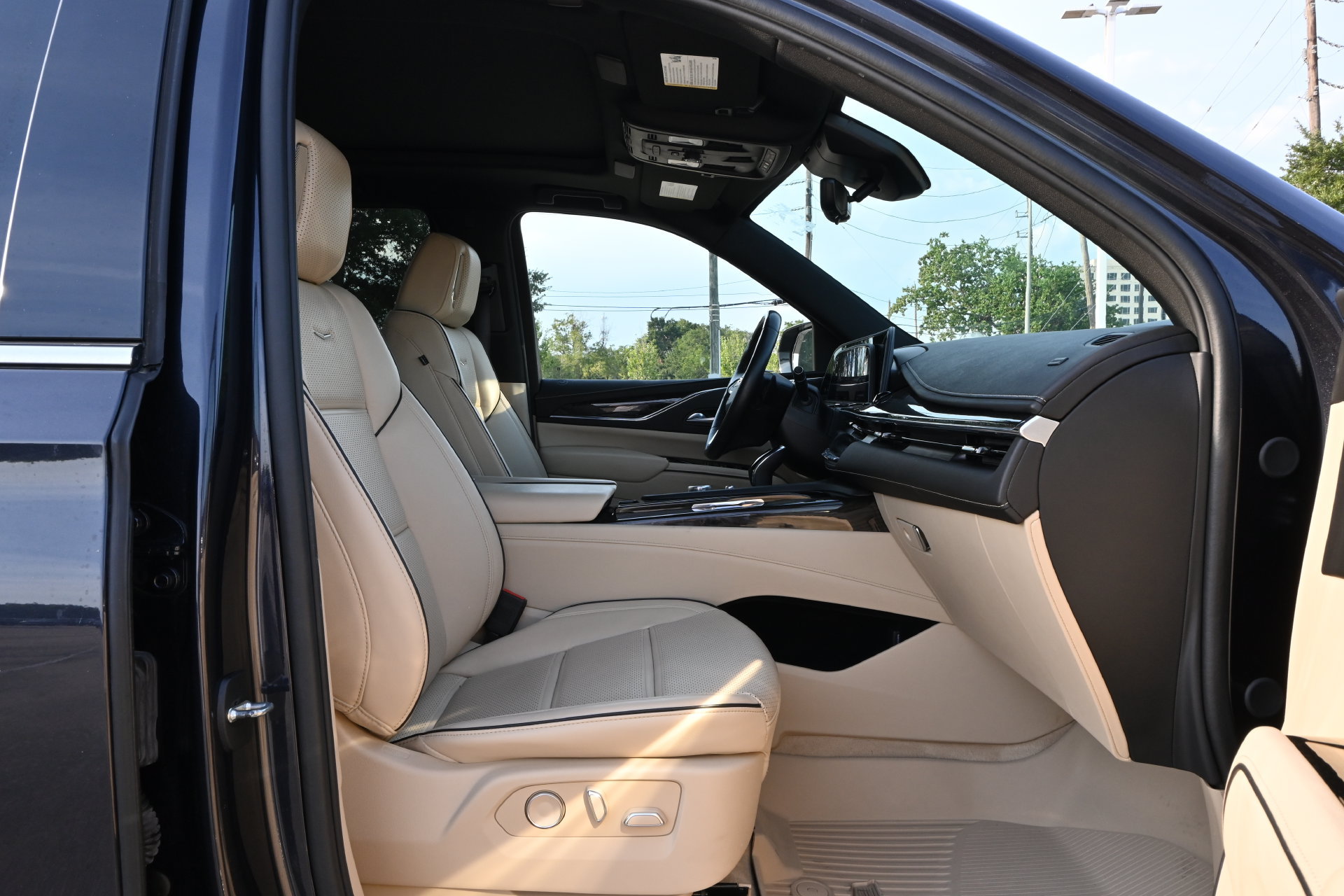 Certified 2023 Cadillac Escalade Premium Luxury w/ Performance Package AWD/4WD image 24