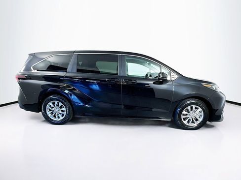 Used 2024 Toyota Sienna LE image 11