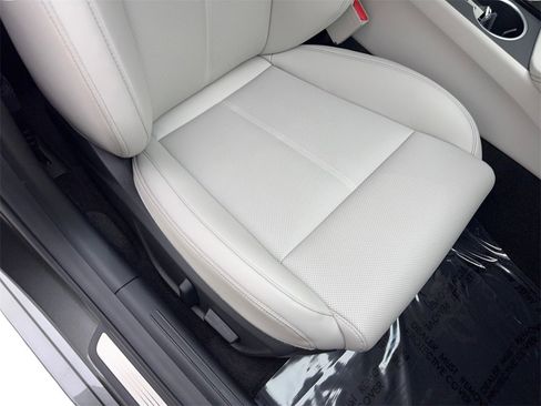 Used 2025 Genesis G70 2.5T image 46