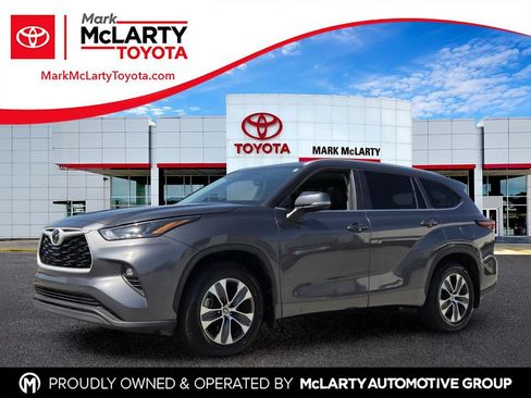Used 2025 Toyota Highlander AWD image 1