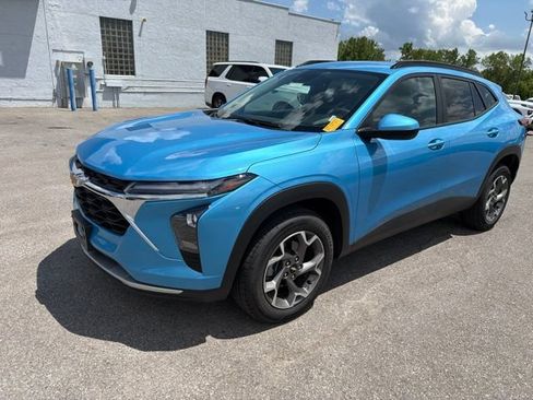 Used 2025 Chevrolet Trax LT FWD image 2