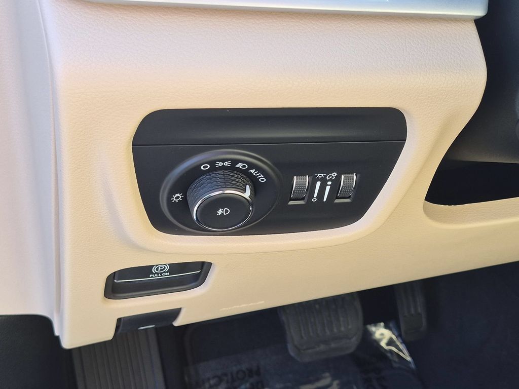 Certified 2025 Jeep Grand Cherokee Limited w/ Luxury Tech Group II AWD/4WD image 15