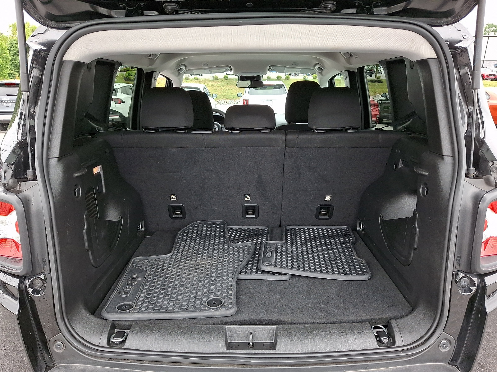 Used 2023 Jeep Renegade Latitude AWD/4WD image 28