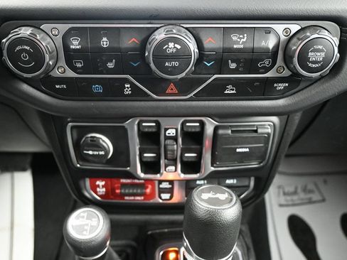 Used 2025 Jeep Wrangler Unlimited Rubicon 4xe w/ Convenience Group AWD/4WD image 19