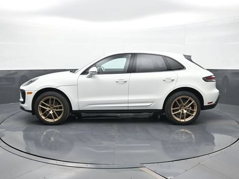 Certified 2025 Porsche Macan AWD/4WD image 2