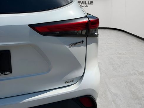 Used 2022 Toyota Highlander XLE AWD/4WD image 6