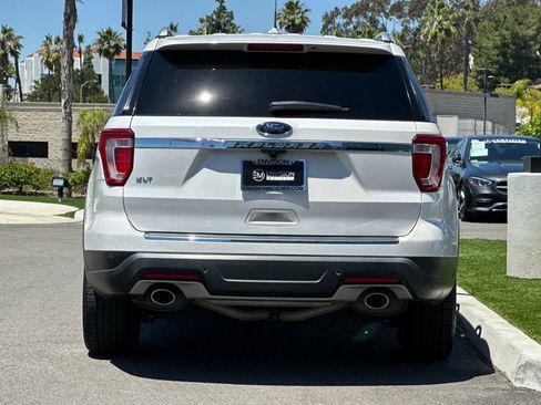Used 2018 Ford Explorer XLT w/ Equipment Group 202A FWD image 4