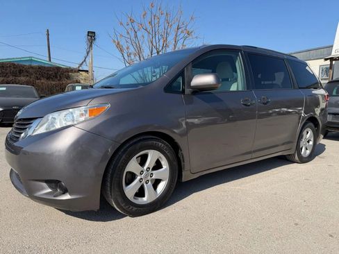 Used 2015 Toyota Sienna LE FWD image 3