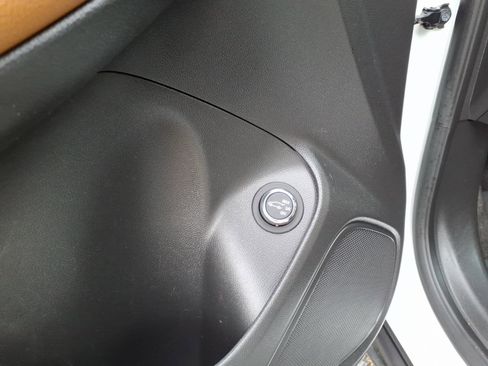 Used 2020 Buick Encore GX Essence image 9