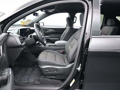 Used 2025 Chevrolet Traverse LT FWD image 11