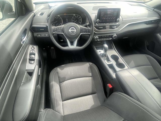 Used 2025 Nissan Altima 2.5 SV FWD image 13