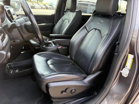 Used 2018 Chrysler Pacifica Touring-L w/ Premium Audio Group FWD image 4