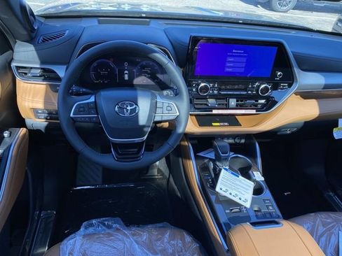 New 2026 Toyota Highlander Platinum AWD/4WD image 10