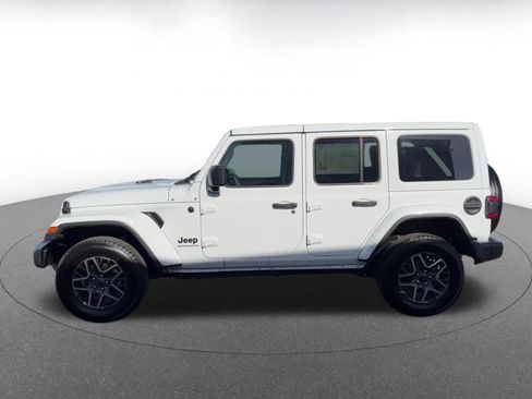 Used 2025 Jeep Wrangler Unlimited Sahara AWD/4WD image 9