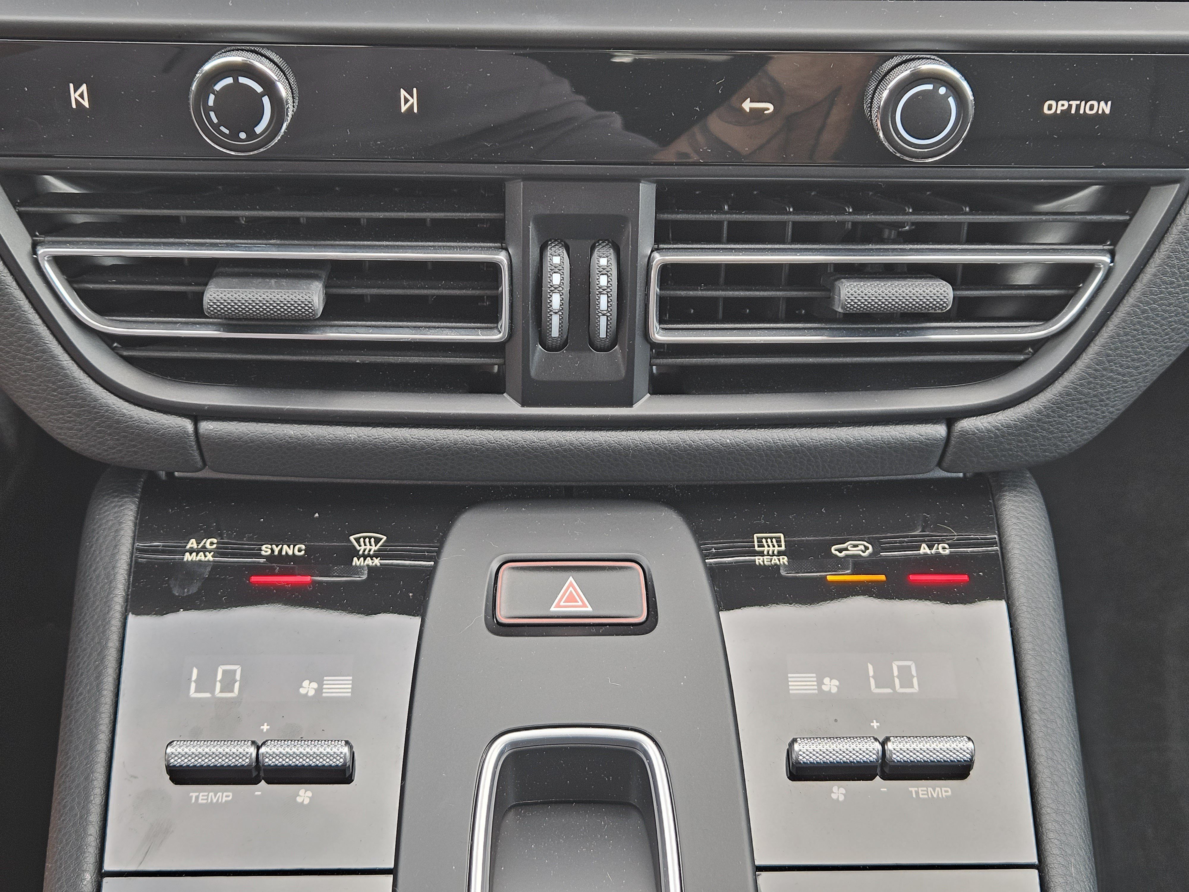 Certified 2026 Porsche Macan AWD/4WD image 19