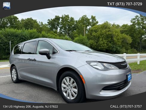 Used 2020 Chrysler Voyager L FWD image 1