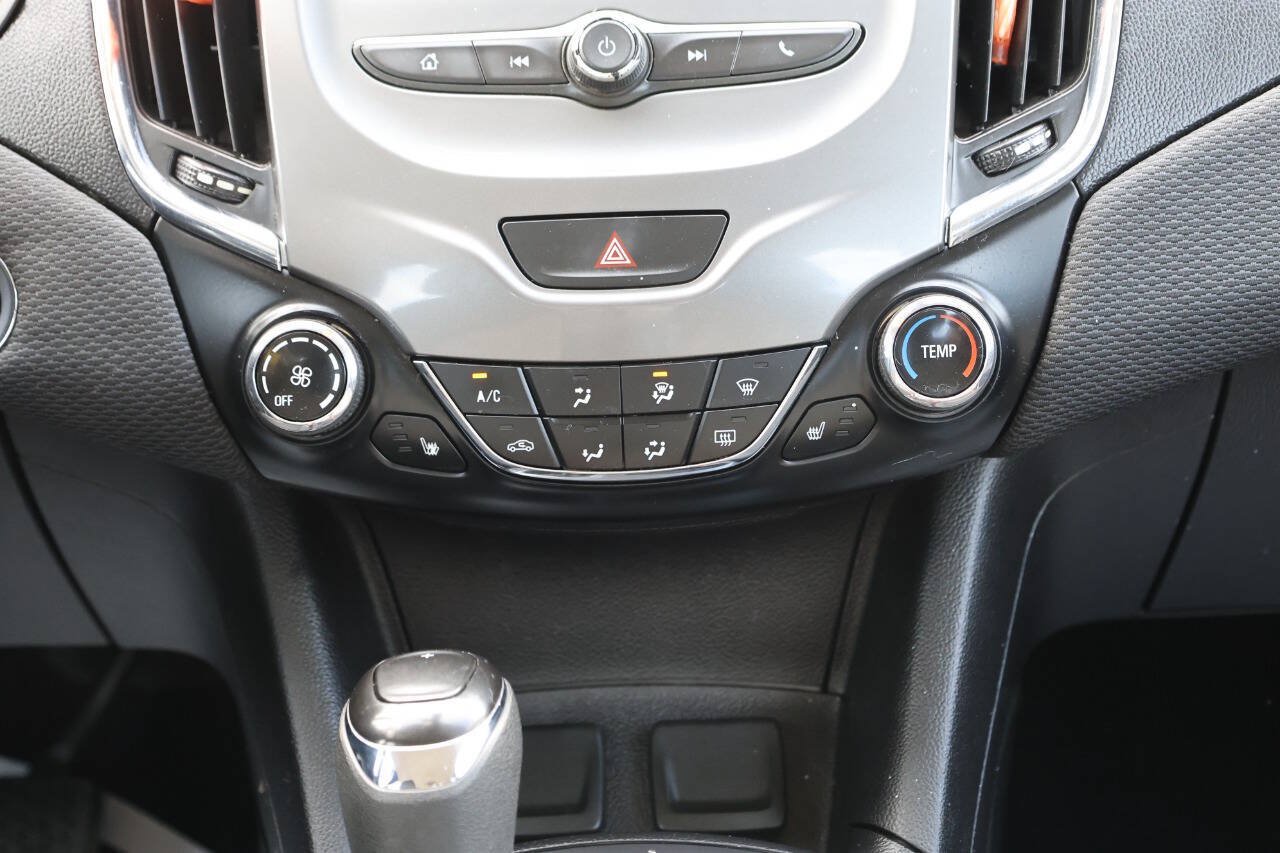 Used 2018 Chevrolet Cruze LT w/ Convenience Package FWD image 21