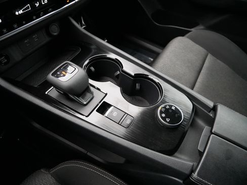 Used 2024 Nissan Rogue SV image 21