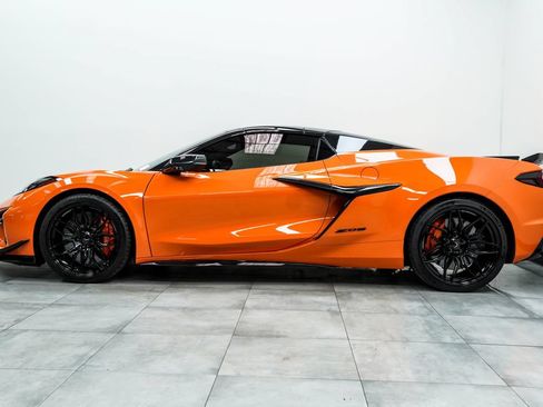 Used 2023 Chevrolet Corvette Z06 w/ Stealth Interior Trim Package RWD image 9