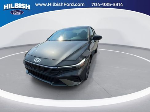 Used 2025 Hyundai Elantra Sport FWD image 3