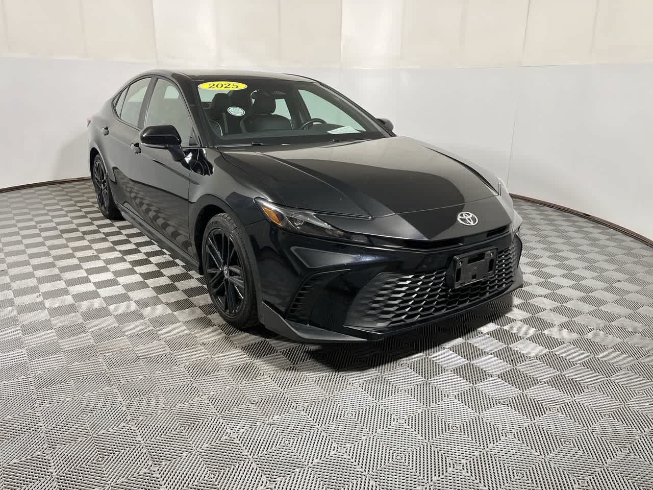 Used 2025 Toyota Camry SE FWD image 2