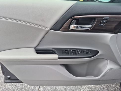 Used 2017 Honda Accord EX-L image 9