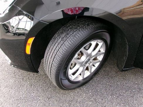 Used 2024 Chrysler Pacifica Touring-L image 7