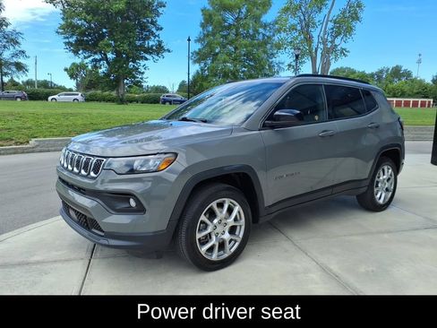 Used 2023 Jeep Compass Latitude AWD/4WD image 3