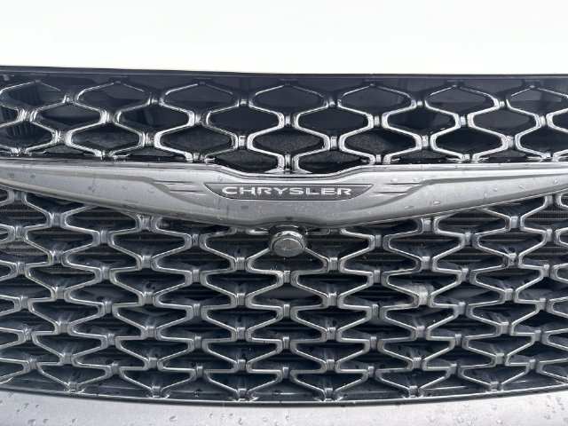Used 2025 Chrysler Pacifica Limited FWD image 10