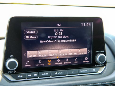 Used 2025 Nissan Rogue SV FWD image 3