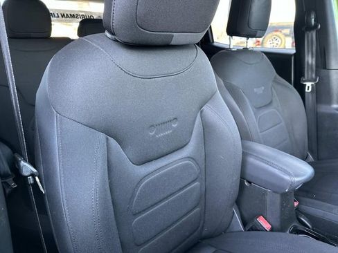 Used 2017 Jeep Renegade Altitude image 10