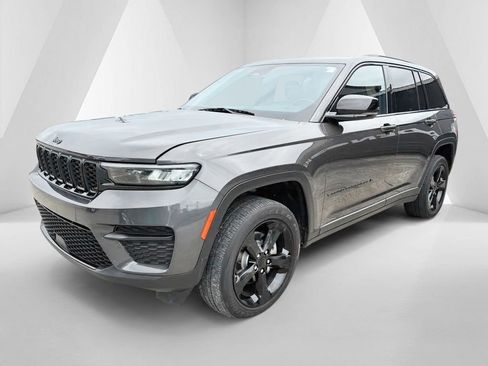 Used 2022 Jeep Grand Cherokee Altitude AWD/4WD image 3