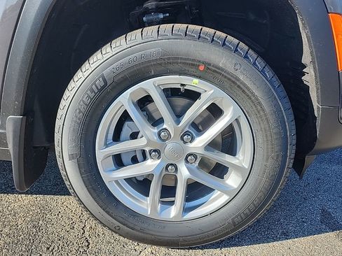 New 2025 Jeep Grand Cherokee Laredo X w/ Luxury Tech Group I image 9