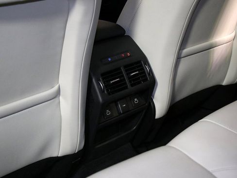 Used 2023 Land Rover Discovery Sport SE image 16