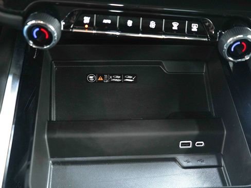 Used 2025 Chevrolet Suburban LT w/ Comfort Package image 27