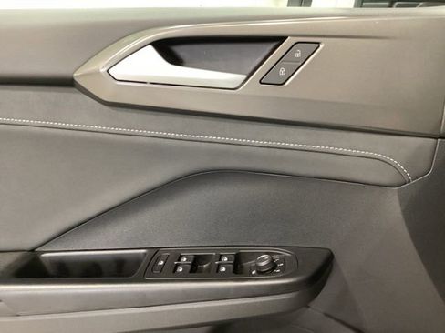 Used 2025 Volkswagen Taos SE image 11