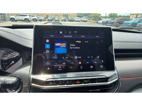 Used 2025 Jeep Compass Trailhawk AWD/4WD image 14